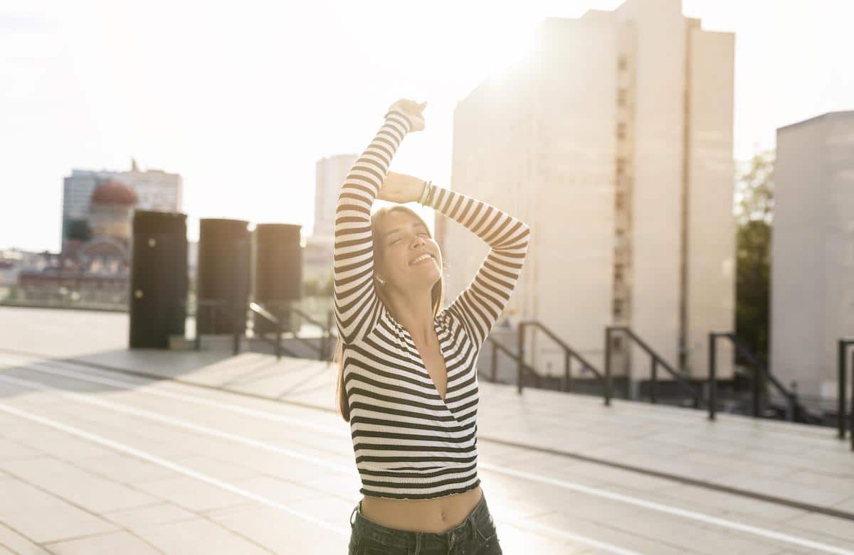 medium-shot-beautiful-smiley-woman-posing-sunlight