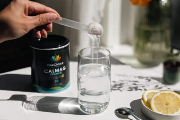 CalMag drankje - Calcium en magnesium in glas