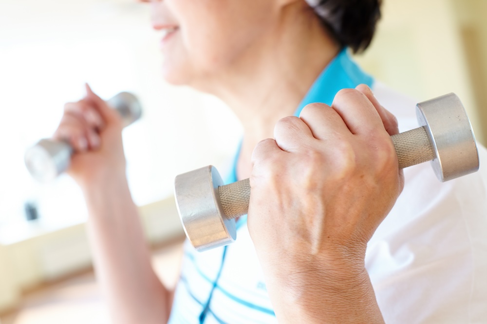 primer plano mujer levantando pesas