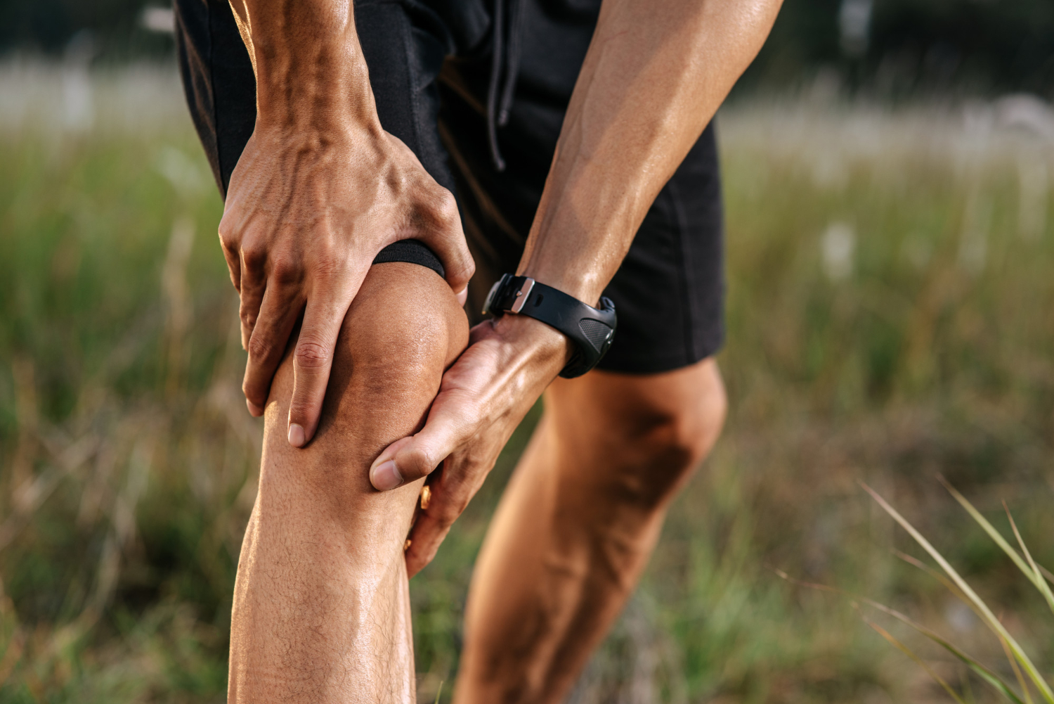 hombre inclino cabeza lo agarro despues hacer ejercicio