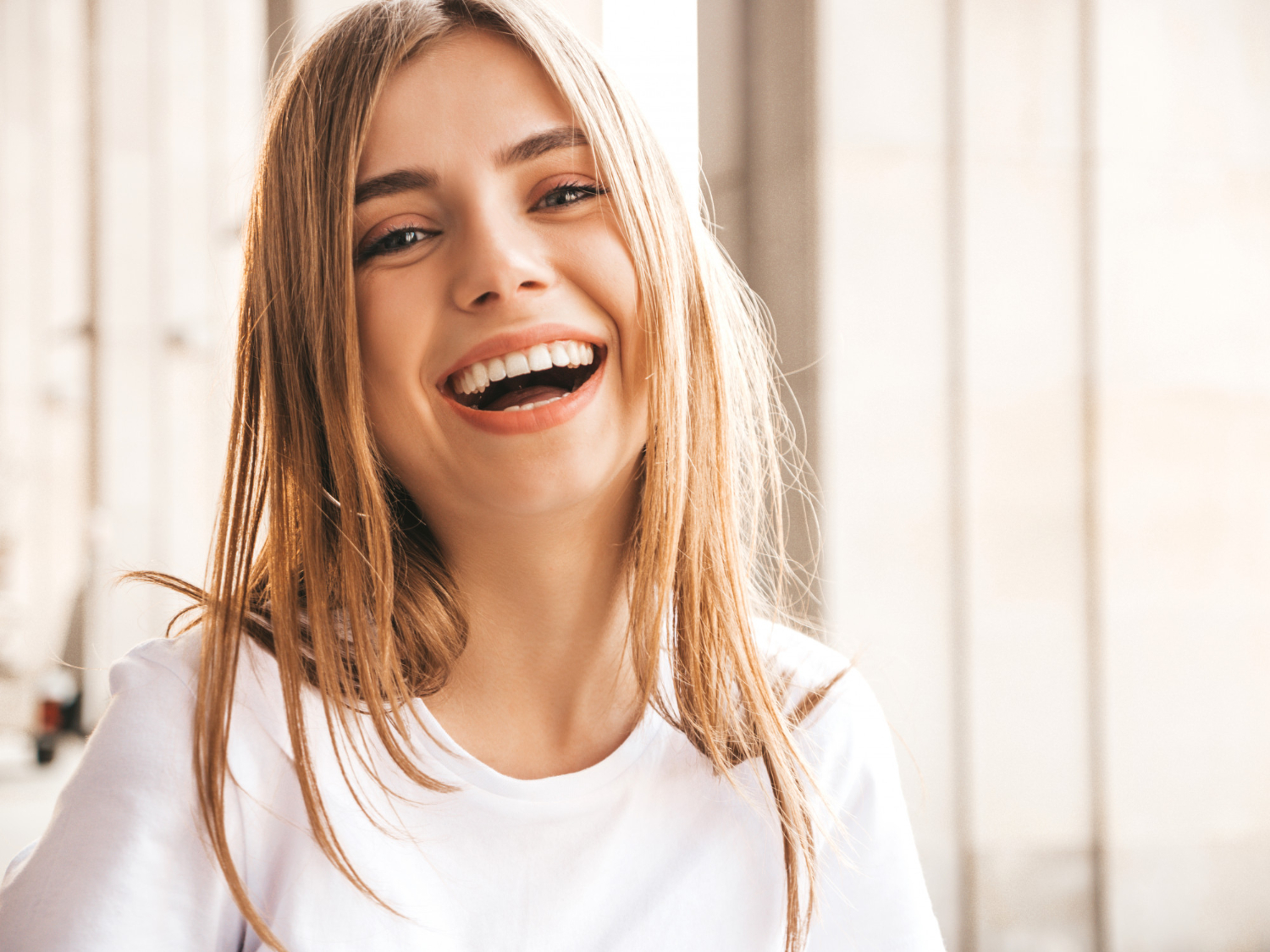 retrato hermosa modelo rubia sonriente vestida ropa hipster verano