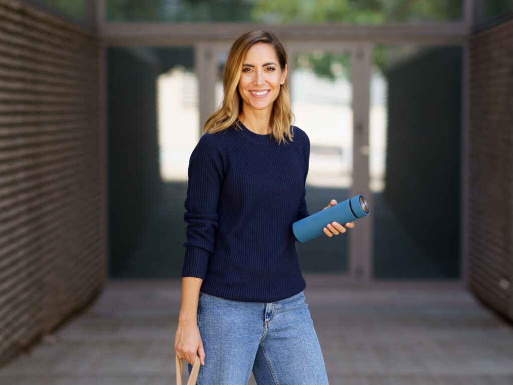 vrouw met water vles stad-2