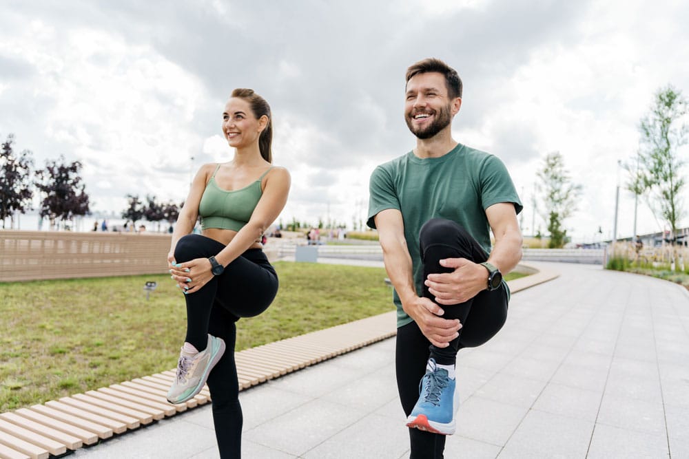 fitnessvrienden doen oefeningen-voor een gezonde levensstijl