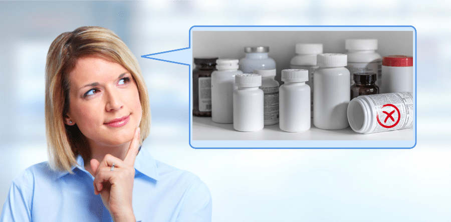 Vrouw die denkt over heel veel verschillende pillen doosjes