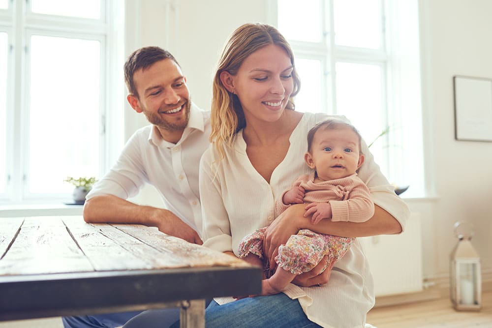 familie man vrouw en baby aantafel