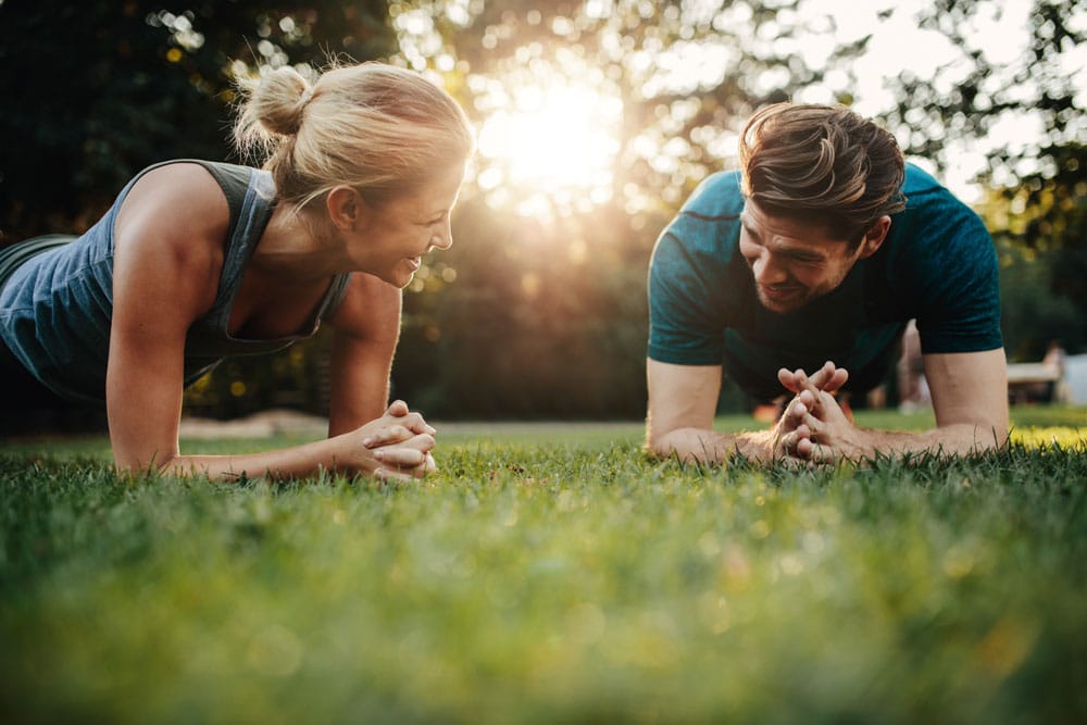 fit jonge man en vrouw trainen in park