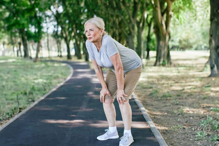 buiten-oudere-vrouw-fitness-joggen-vrouw-actieve-sport