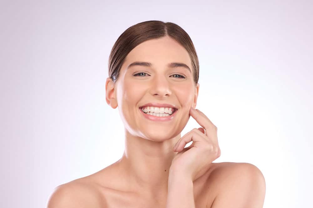 mooie-blanke-vrouw-huidverzorging