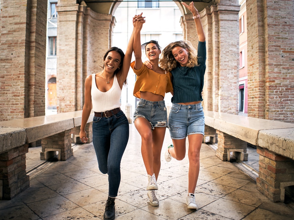 jonge gelukkige gezonde vrouwen rennen en lachen