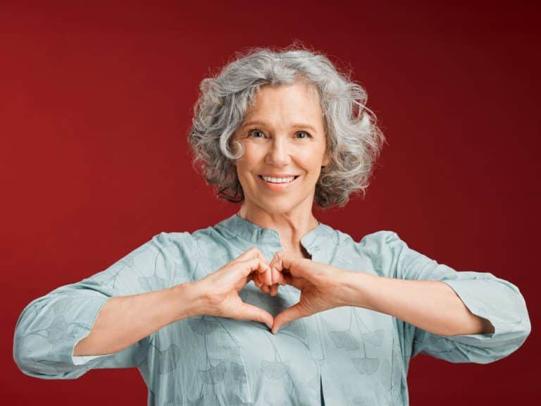 liefdeshart en gezondheid gepensioneerde vrouw met liefde