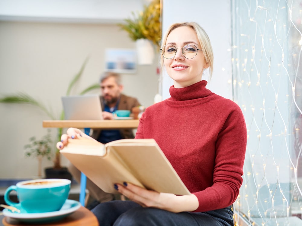 blonde vrouw met boek