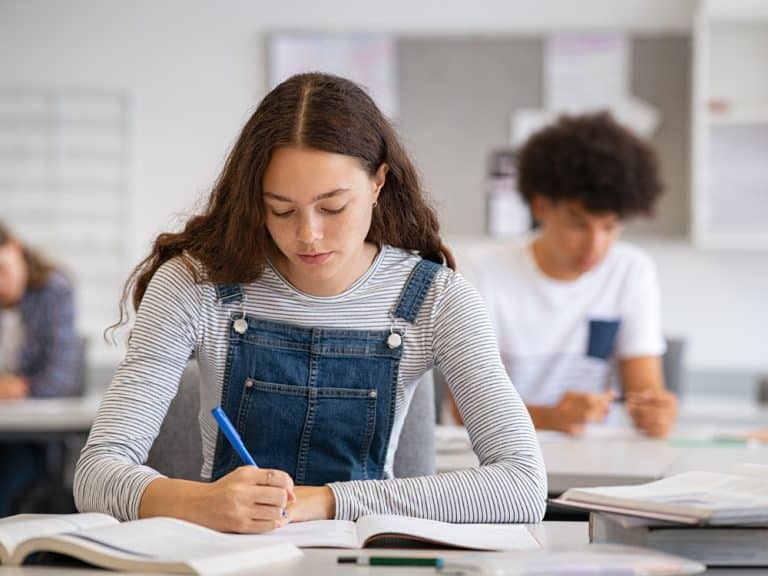 meisje leert in de klas