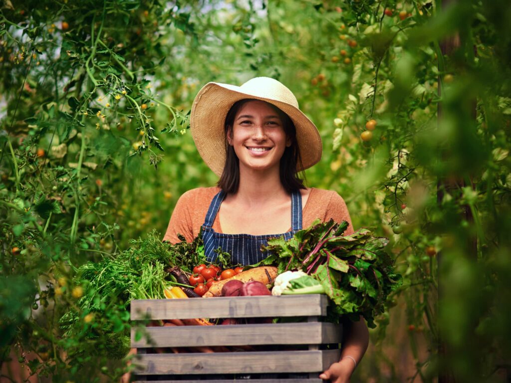vrouw met het oogstseizoen voor verse groenten-is-in-volle-gang