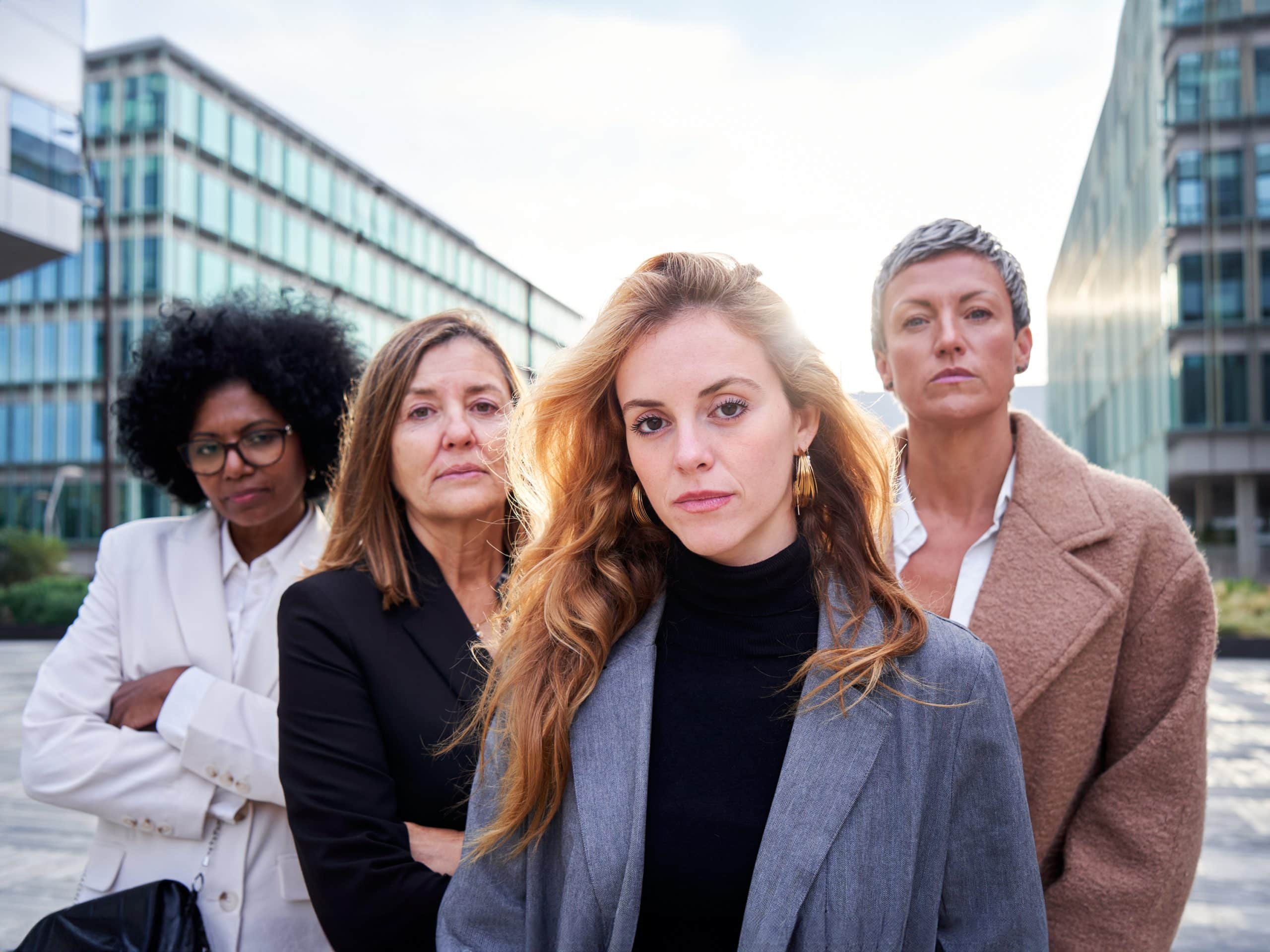 vier machtige multiraciale vrouwen uitdagend