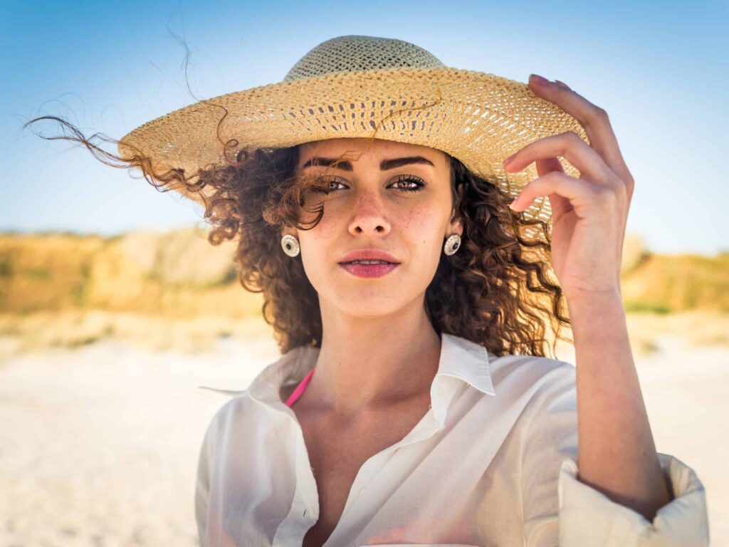 vrouw-op-een-tropisch-strand