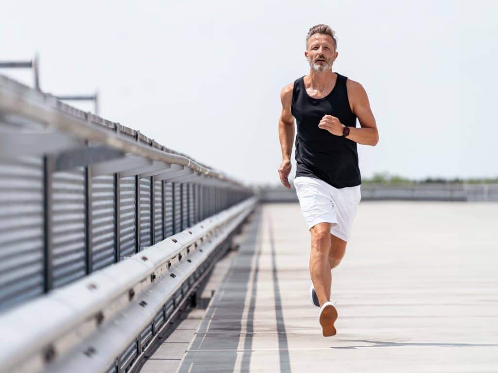 sportieve oudere man joggen