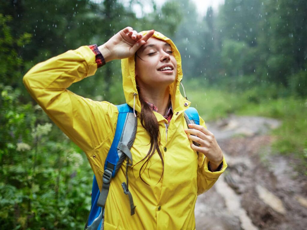 jonge vrouw regen plezier koud