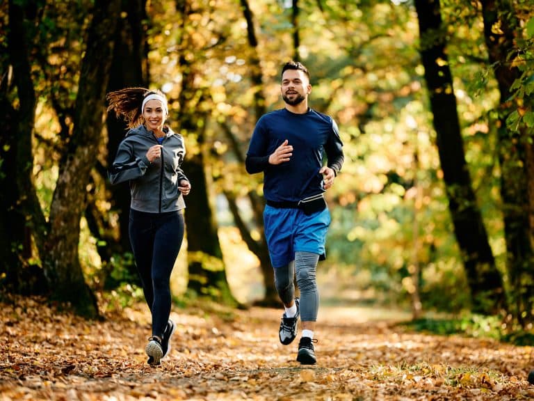 stel hardlopen in de natuur in herfst