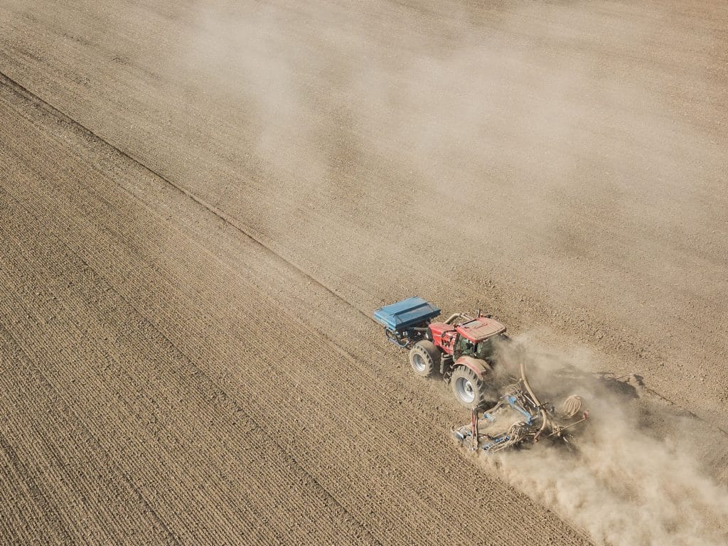 trekker ploeg veld