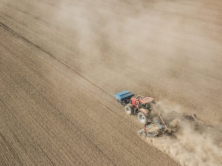 trekker ploeg veld