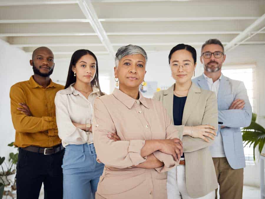 Multicultureel mensen serieus en armen gekruist portret