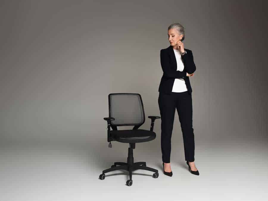 zakenvrouw kijkt naar stoel