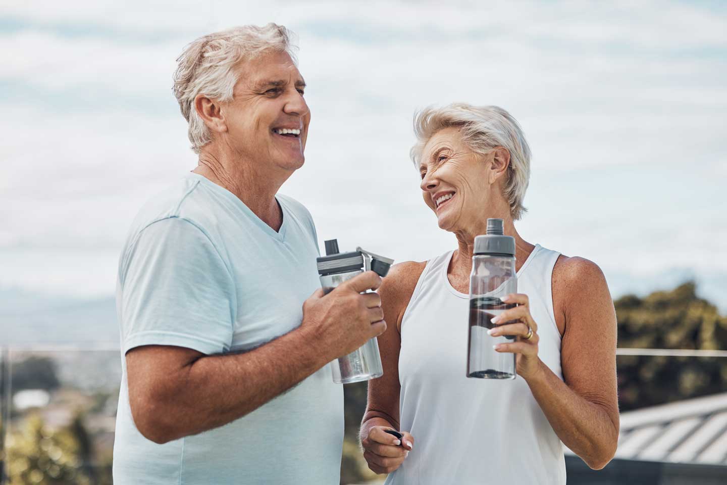 ouder mensen doen detox met water en sport