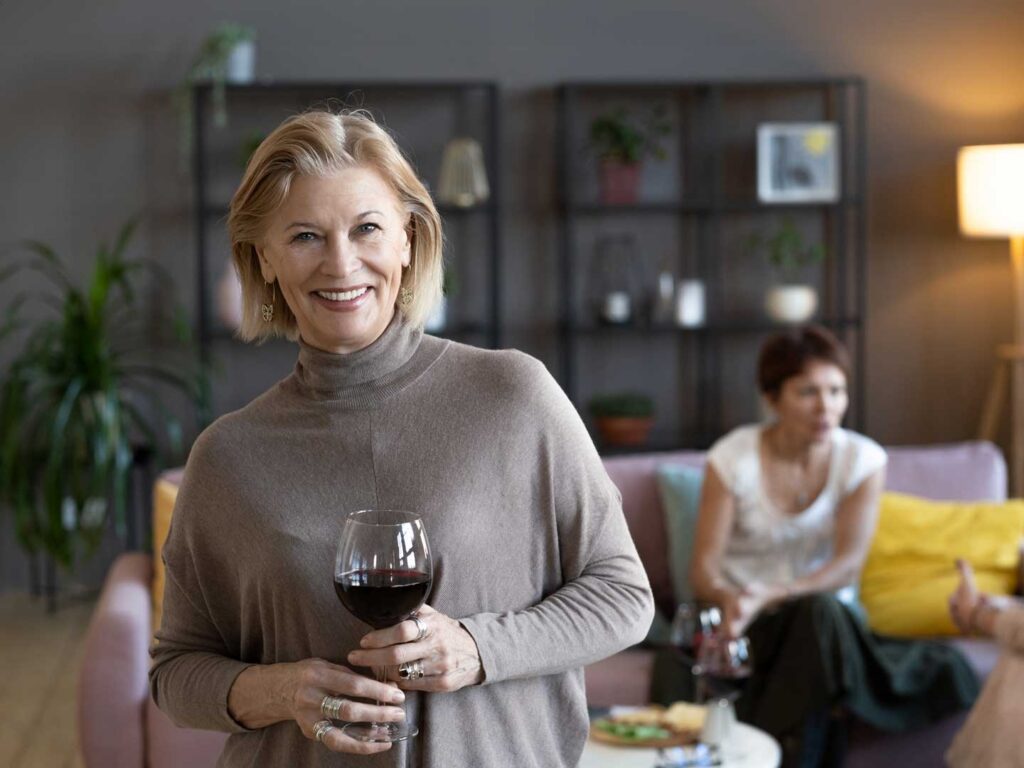 volwassen vrouw met rode wijn met vrienden