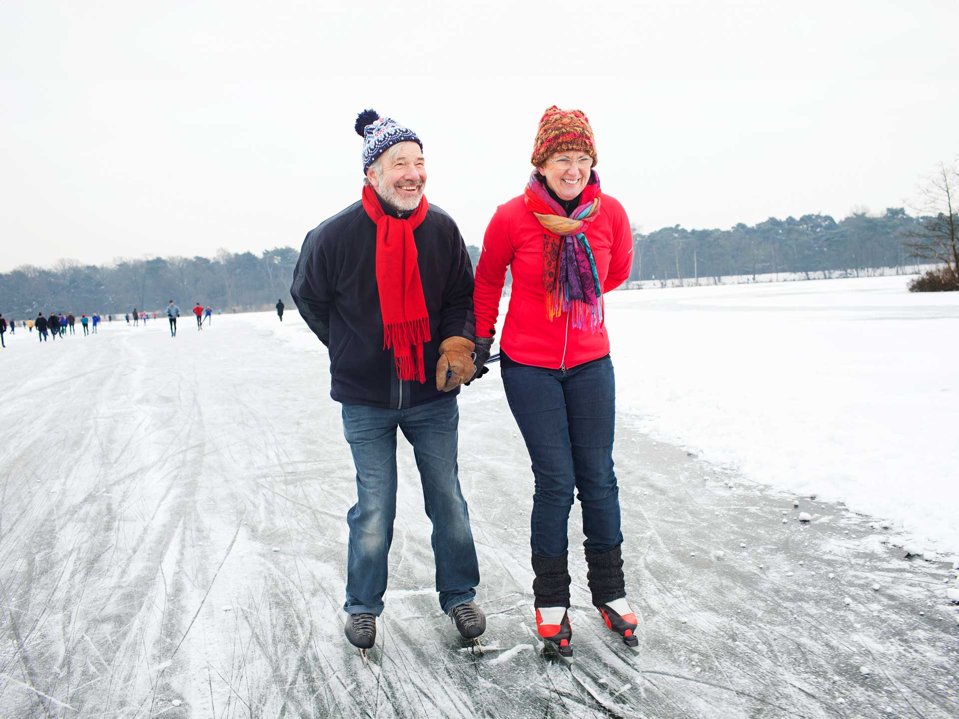 koppel schaatsen hand in hand