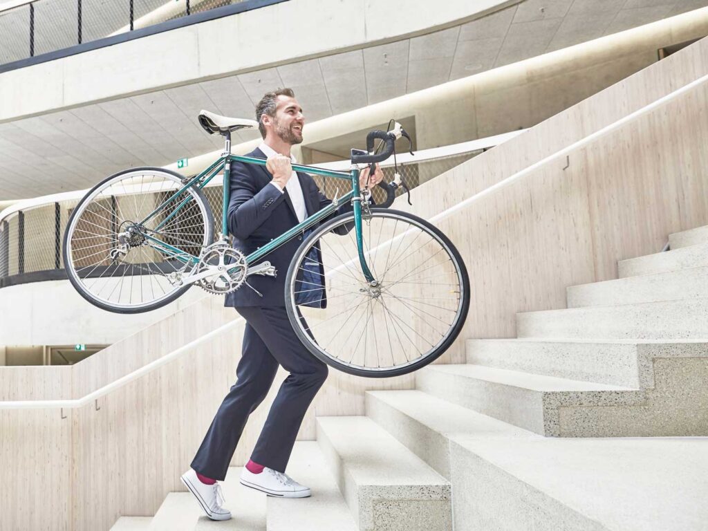 man met fiets de trap op