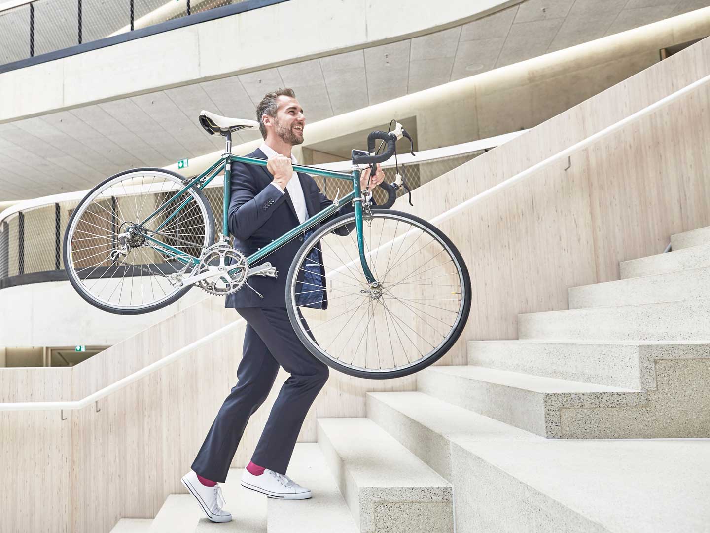 man met fiets de trap op