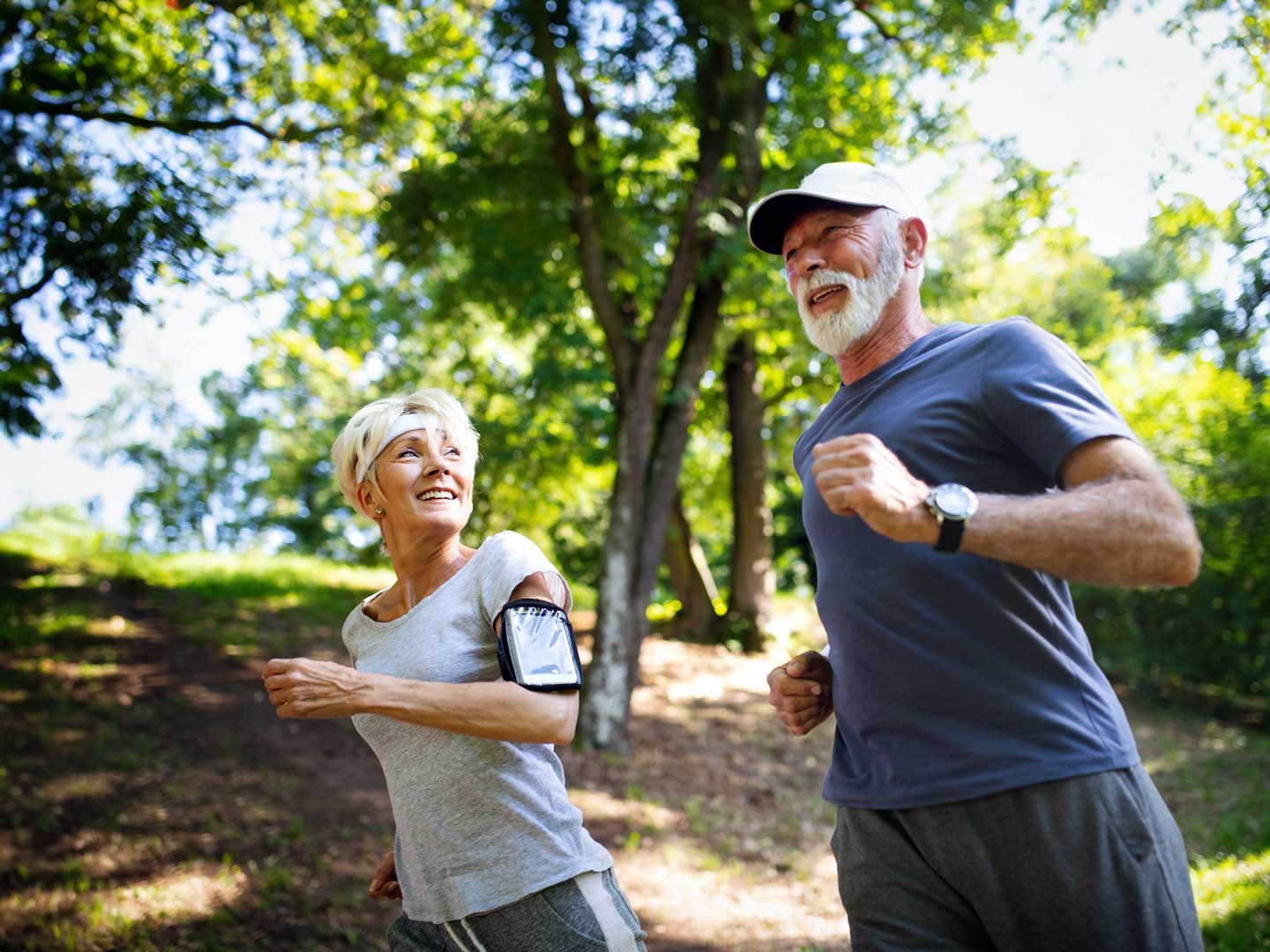 mooi sportief volwassen stel blijft fit met hardlopen