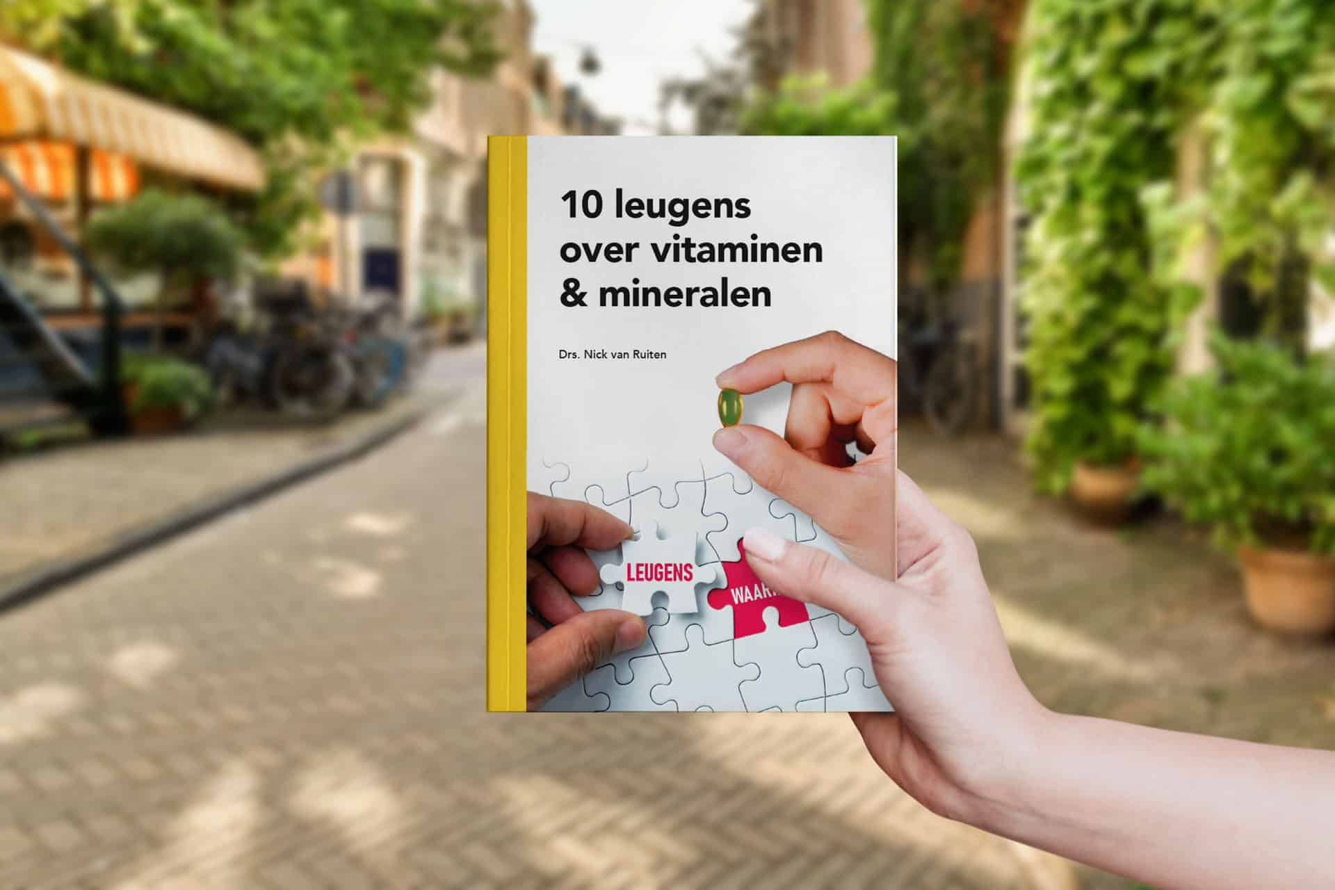 Example woman holding 10 leugens over vitaminen en mineralen
