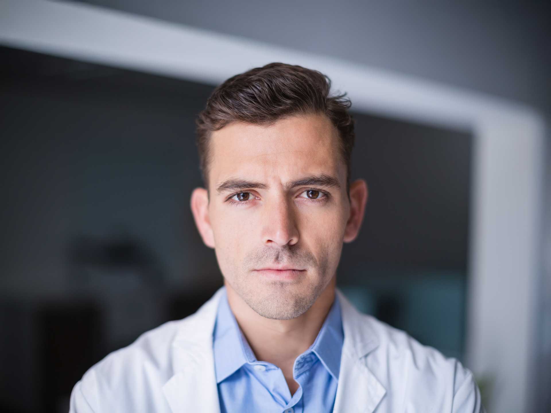 portret van een bedachtzame arts in een laboratoriumjas