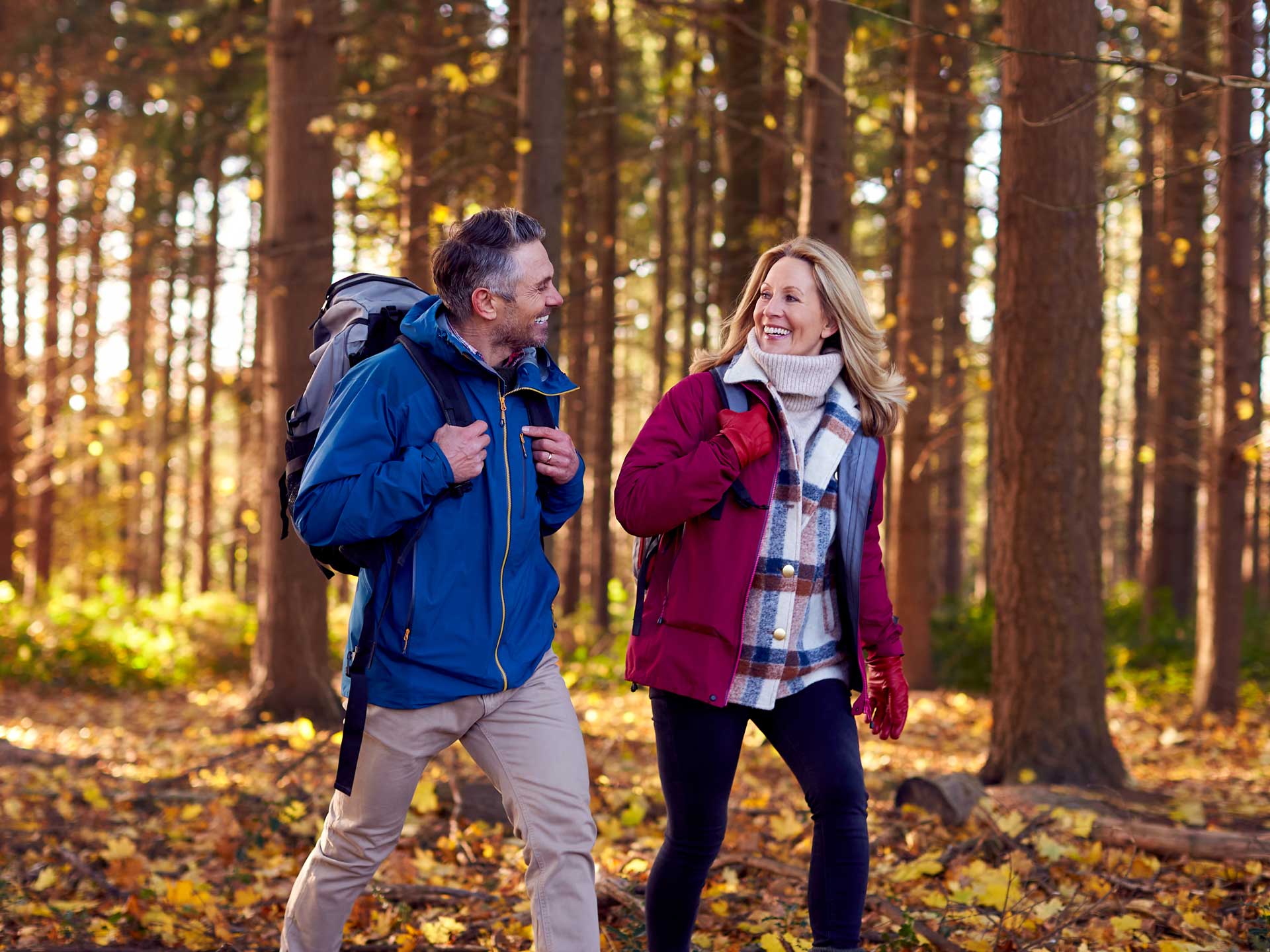 man en vrouw in bos herfst wandelen Voor welke organen is vitamine C met name essentieel